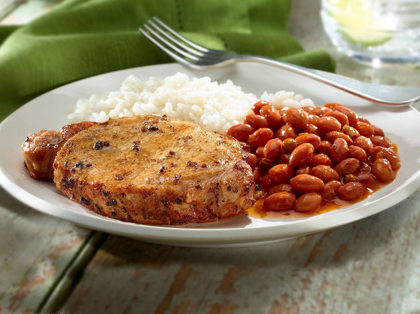 Chuletas de Cerdo Fritas con Arroz y Habichuelas Rosadas