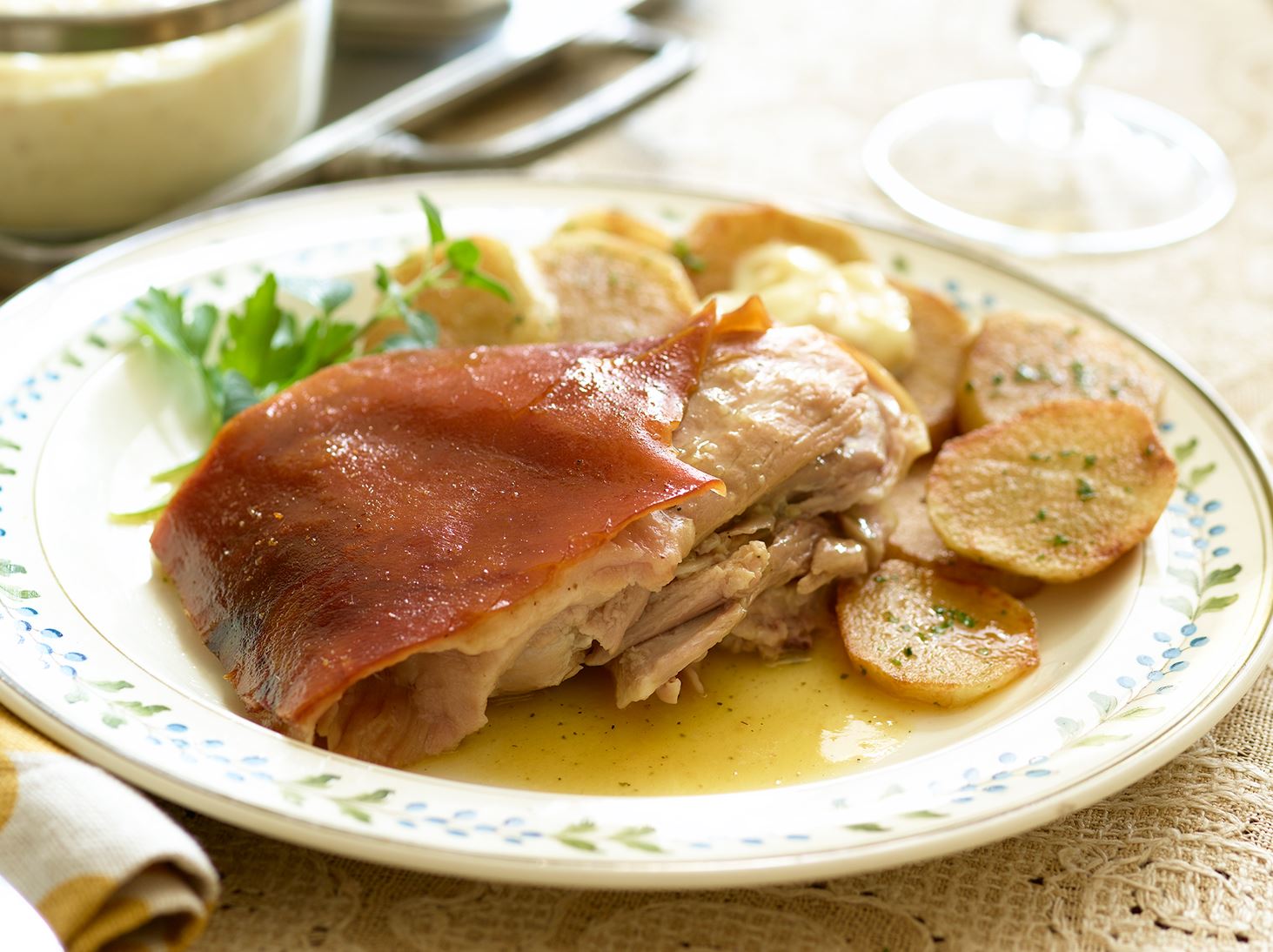 Cochinillo Asado con Patatas Fritas