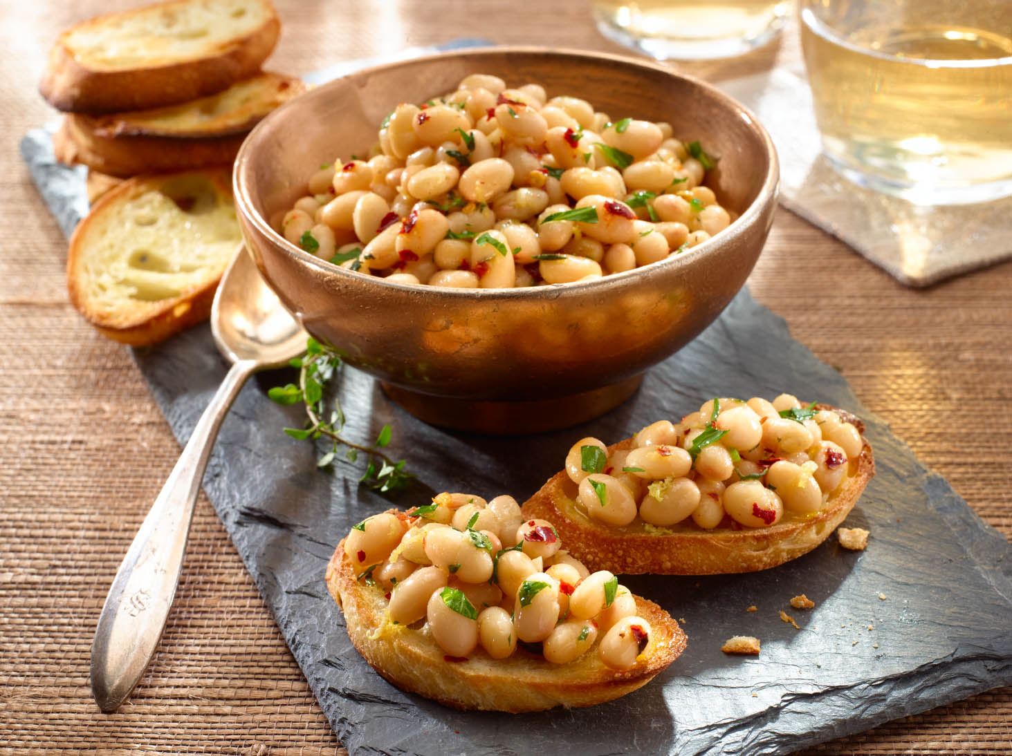 Frijoles Blancos sobre Tostadas con Ajo