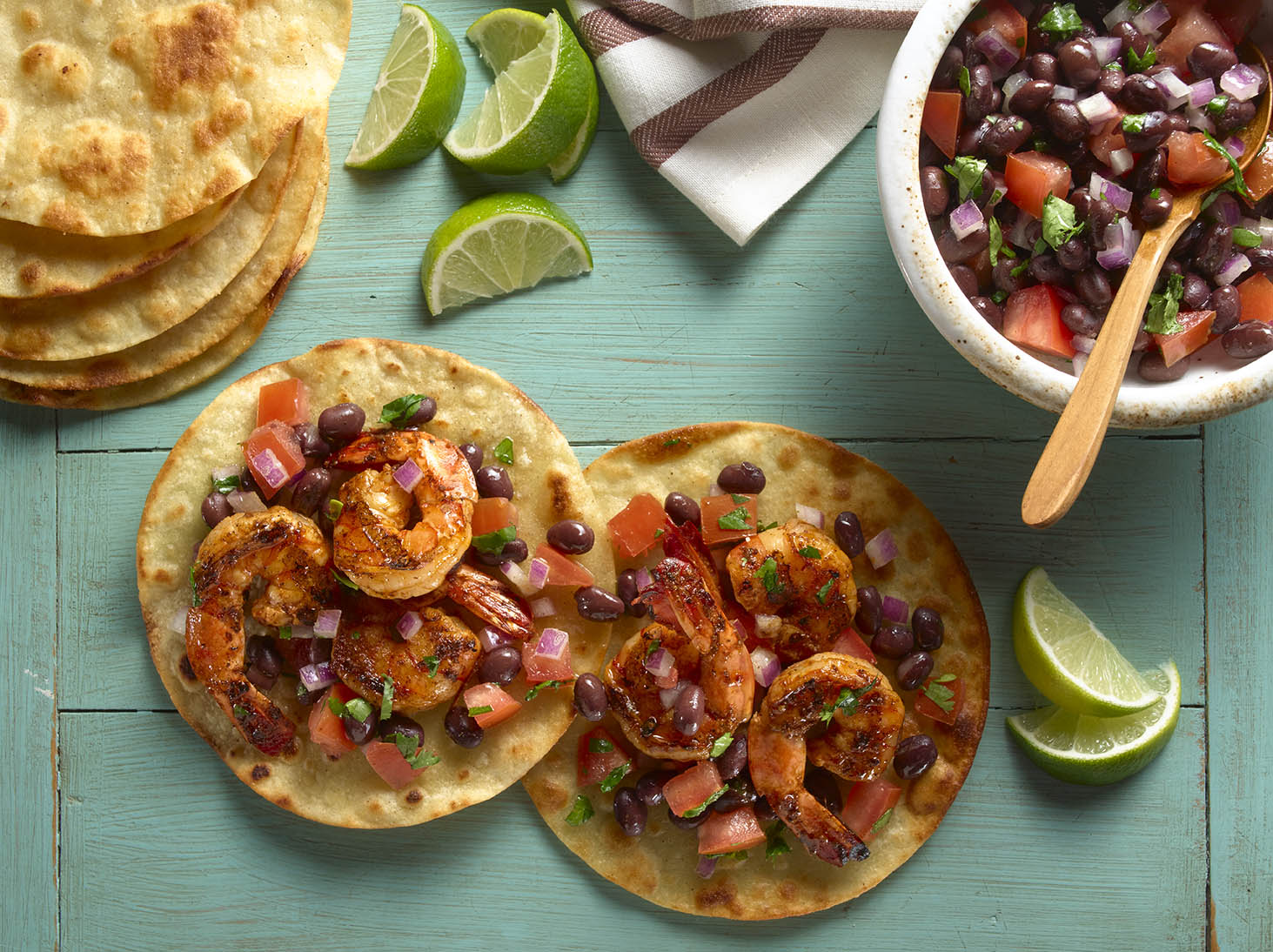 Tostadas de Camarones a la Parrilla con Salsa de Frijoles Negros