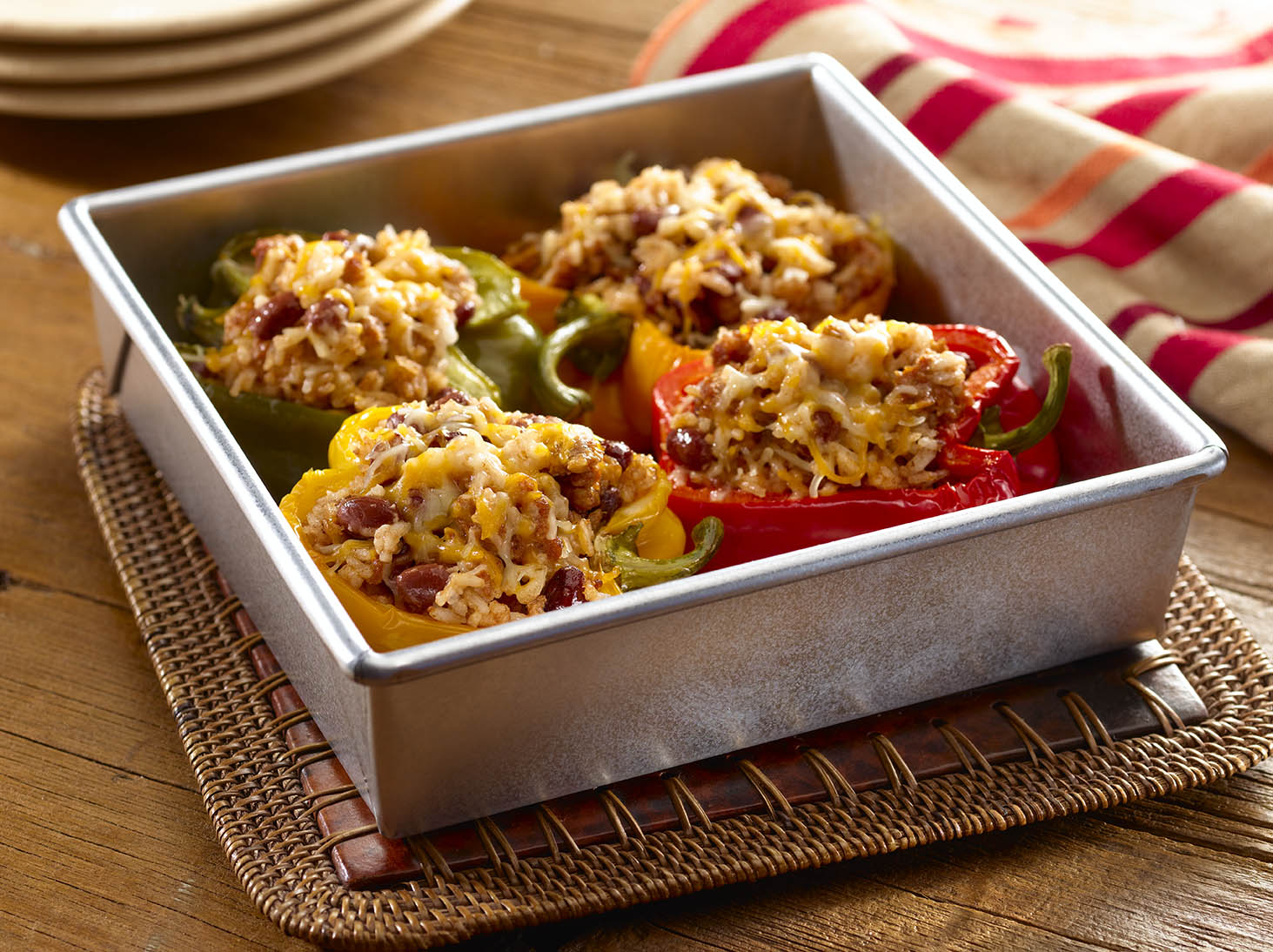 Pimientos Rellenos con Frijoles, Arroz y Queso