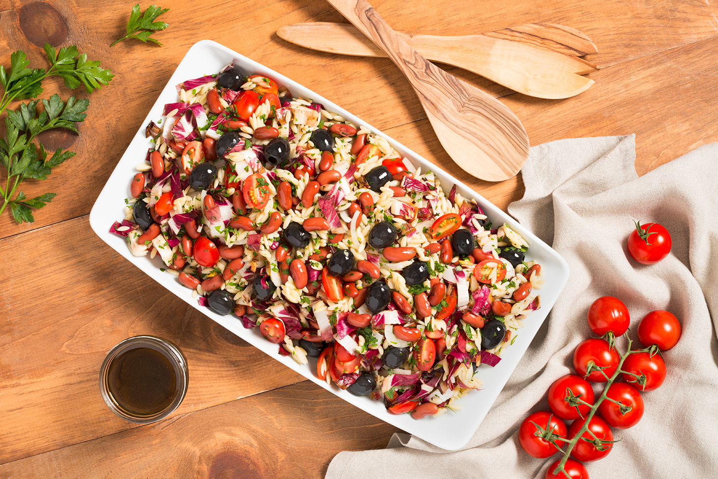 Ensalada de Orzo y Frijoles con Aceitunas y Vegetales