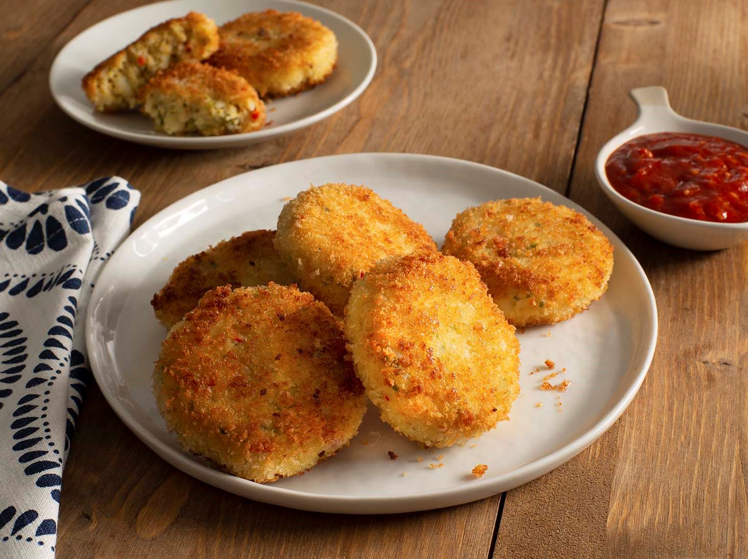 Pastelitos de Arroz y Mote Blanco con Salsa de Tomate