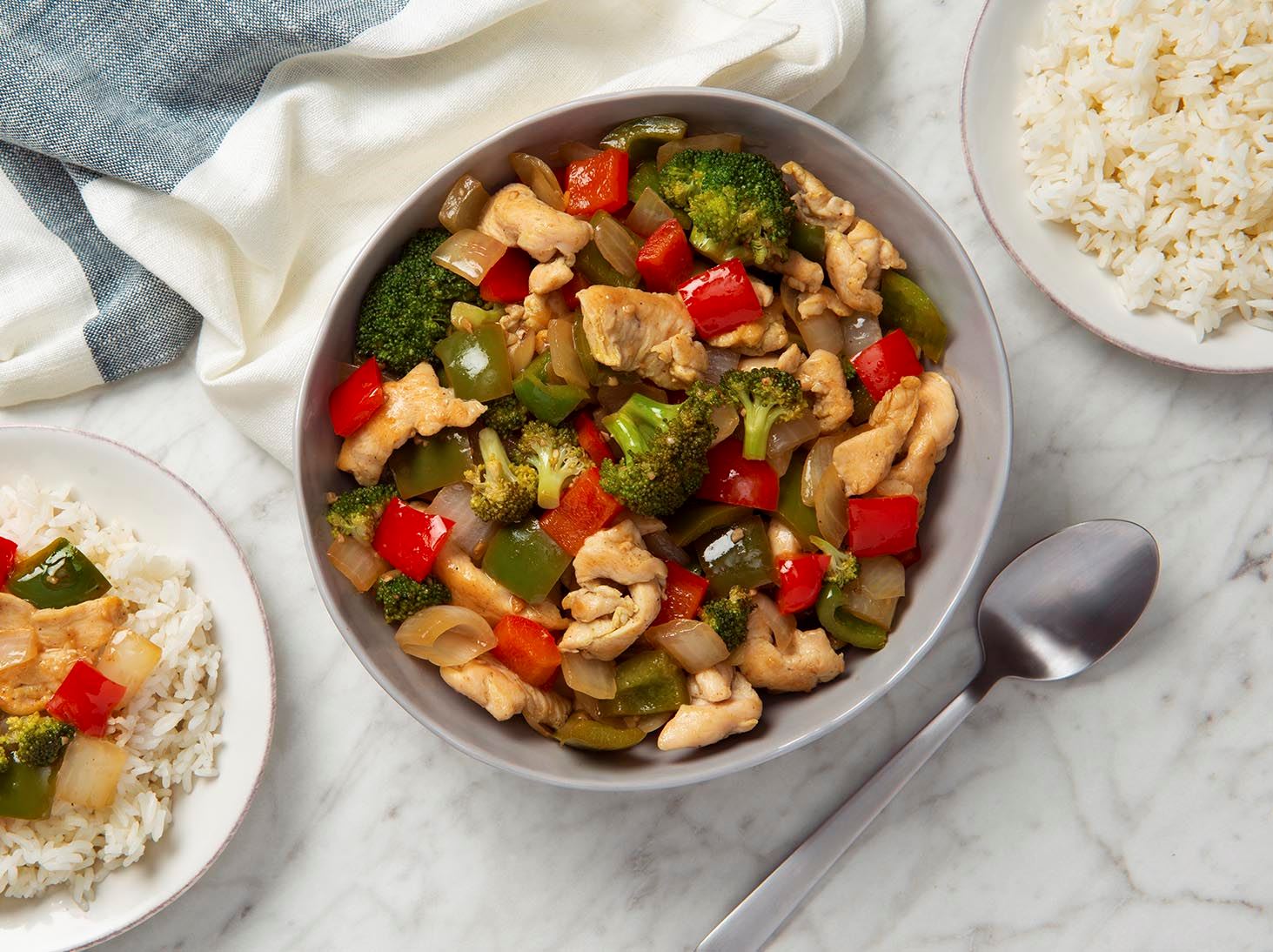 Pollo Salteado al Mojo con Pimientos y Brócoli