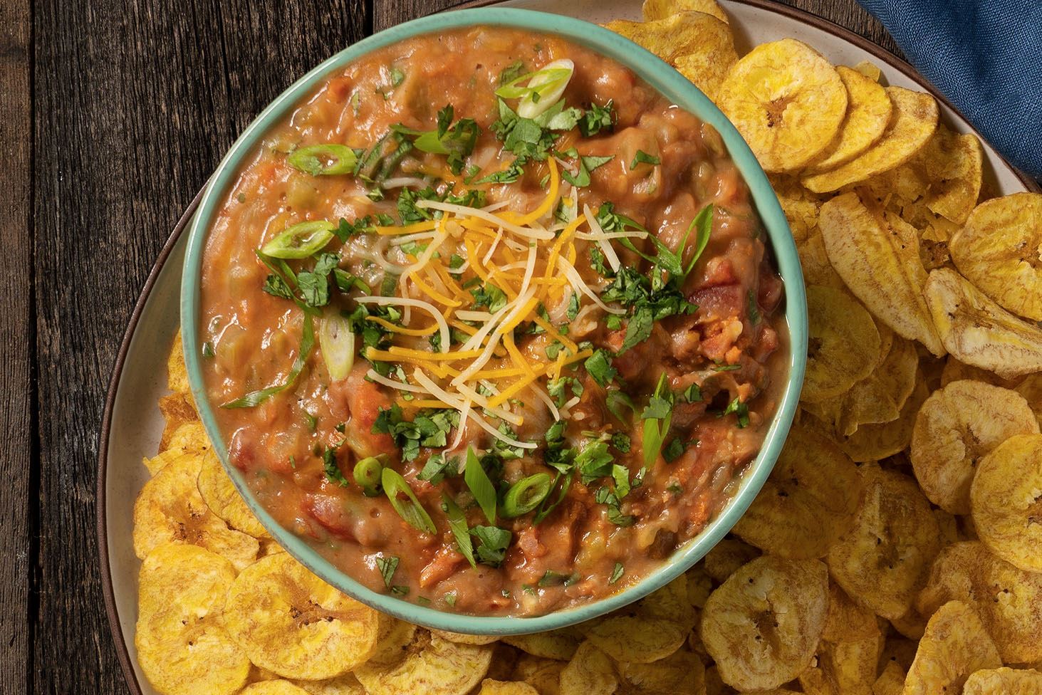 Dip Picante de Frijoles y Chorizo con Chips de Plátano