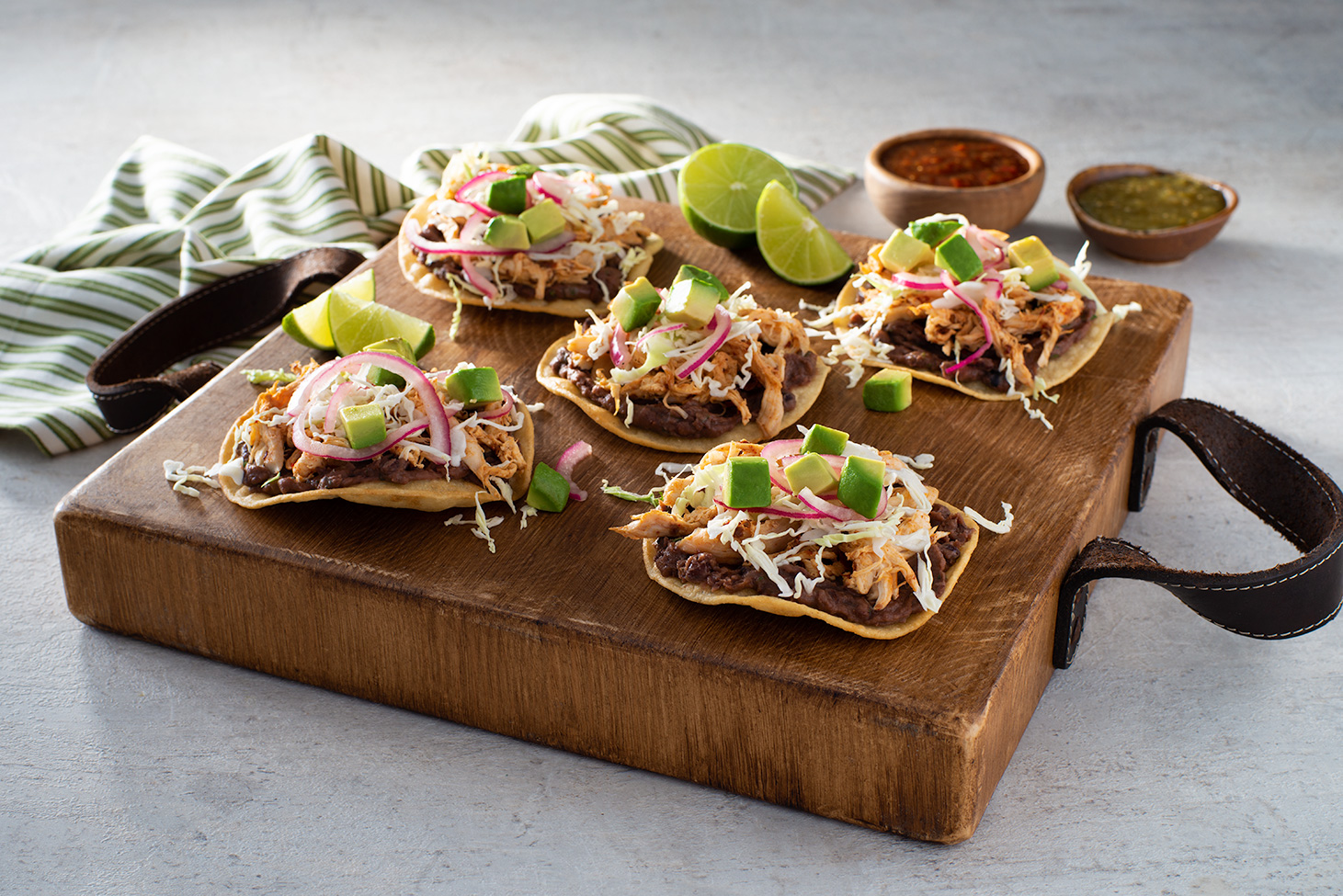 Tostadas de Pollo y Frijoles Negros