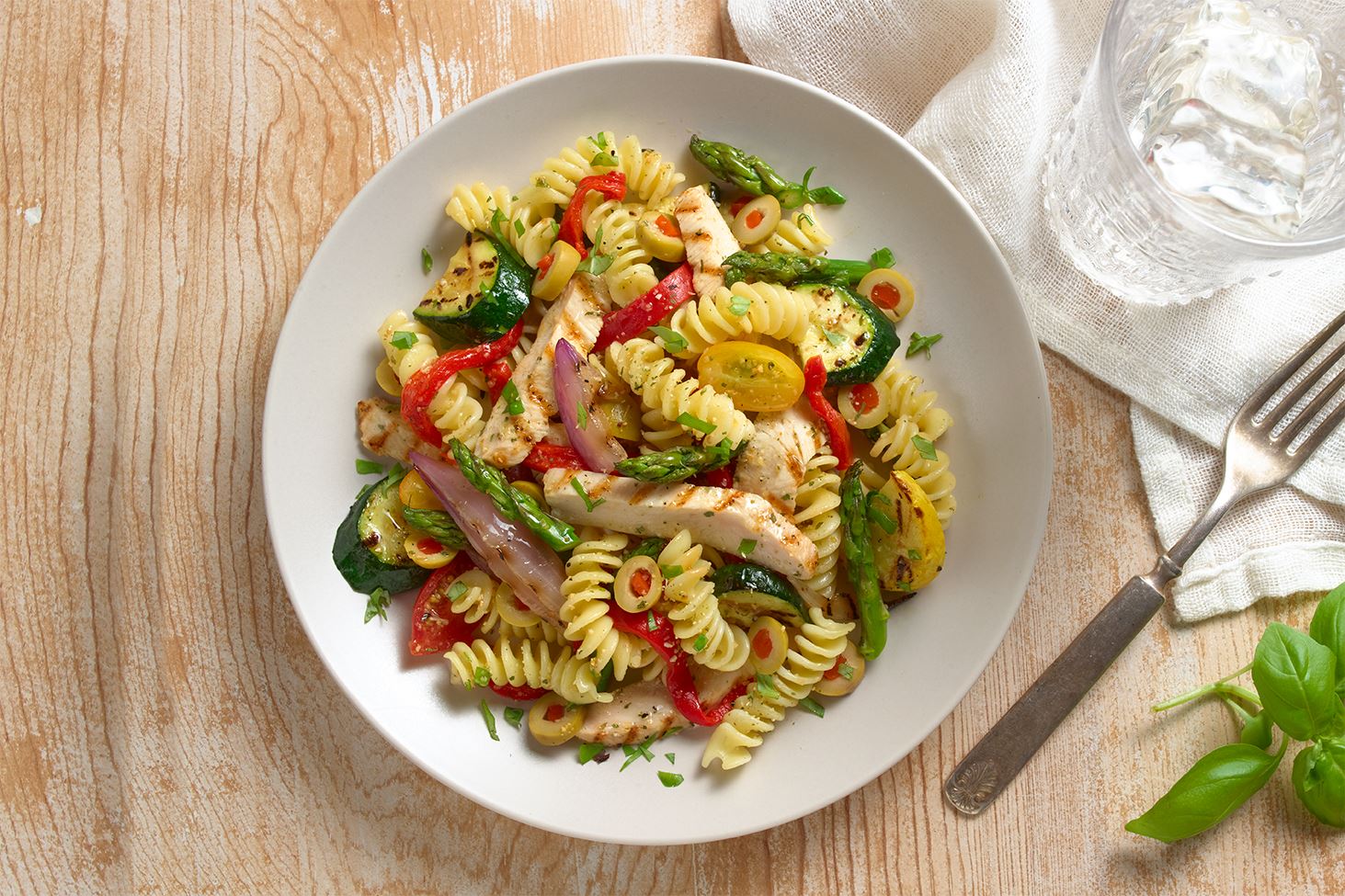 Ensalada de Pasta y Vegetales con Pollo a la Parrilla