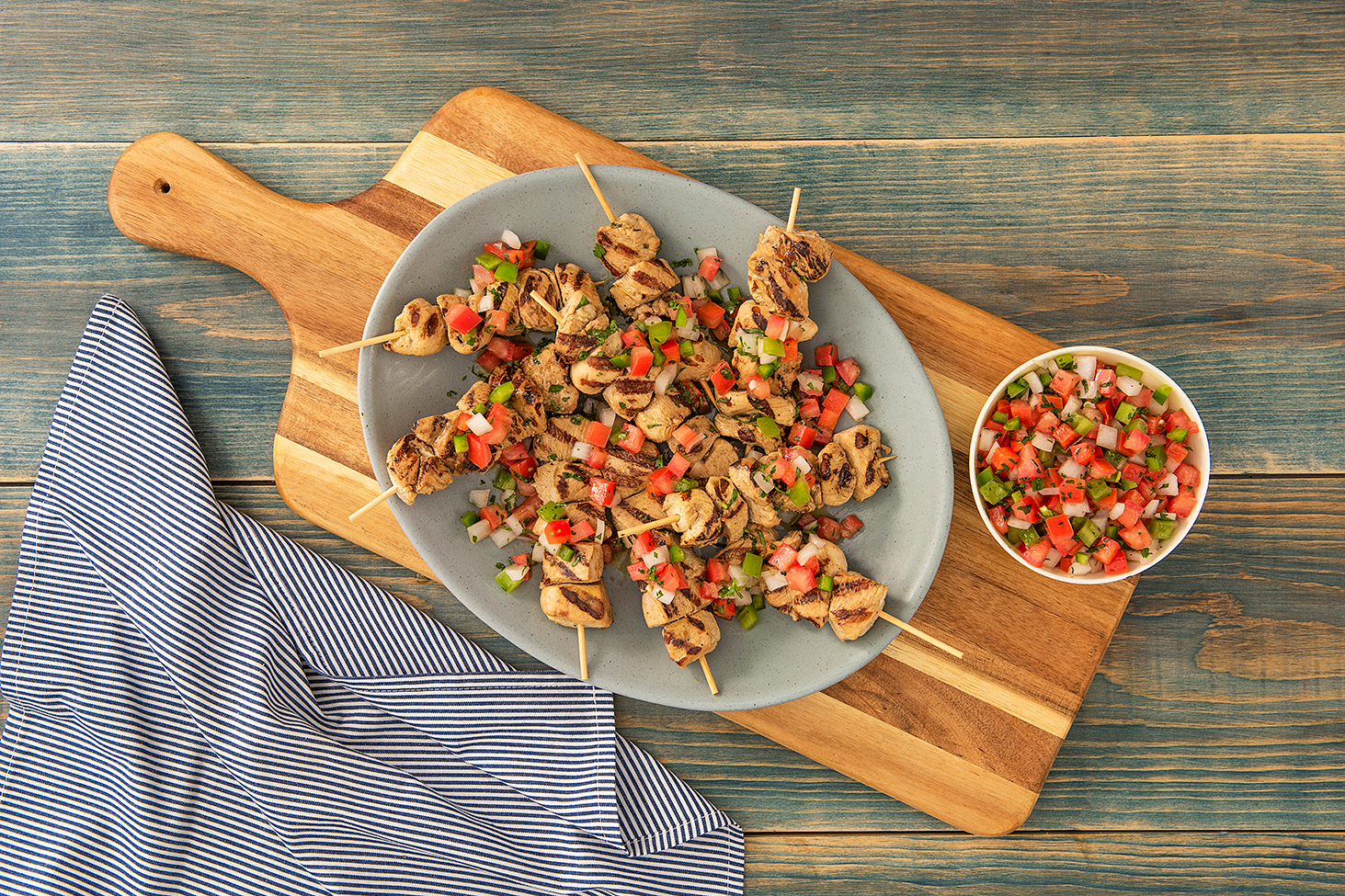 Pinchos de Pollo a la Parrilla con Salsa Criolla