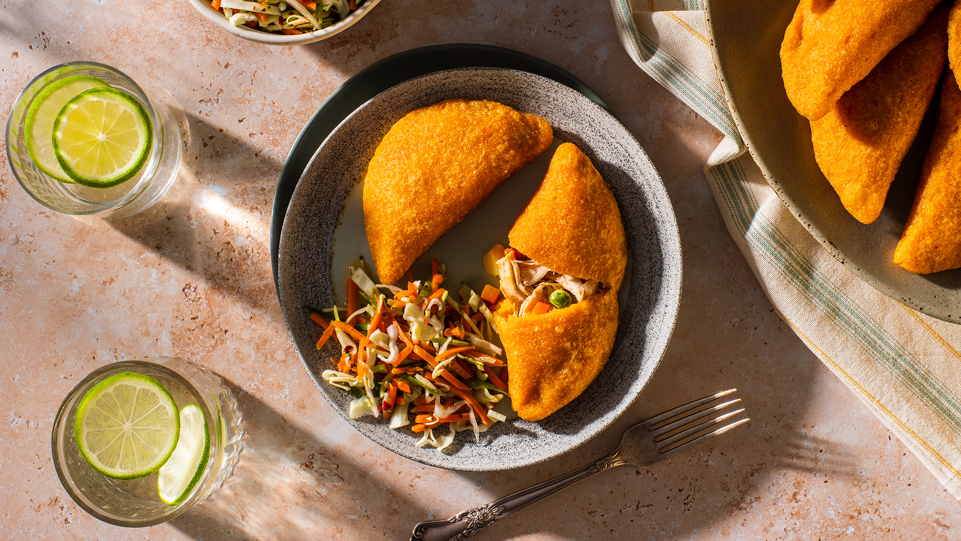 Pasteles salvadoreños de pollo