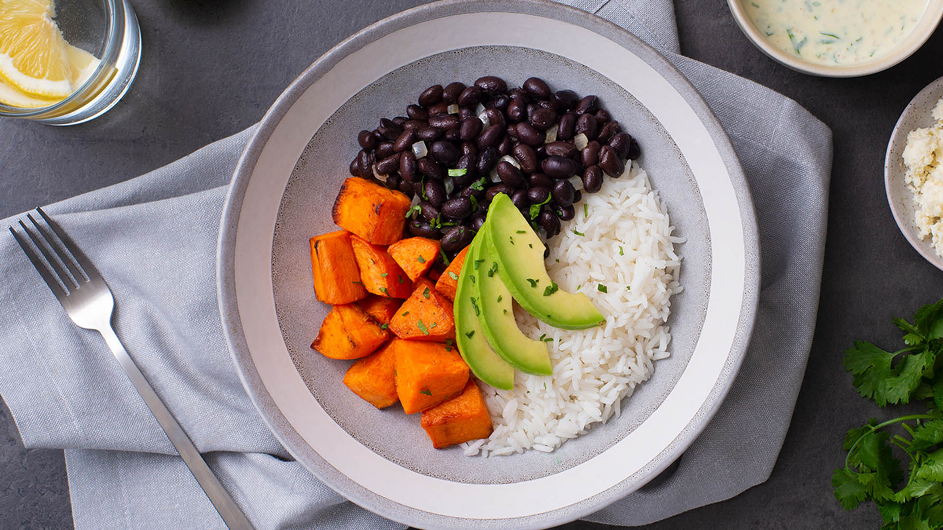 Frijoles Negros con Arroz y Papa Dulce Asada