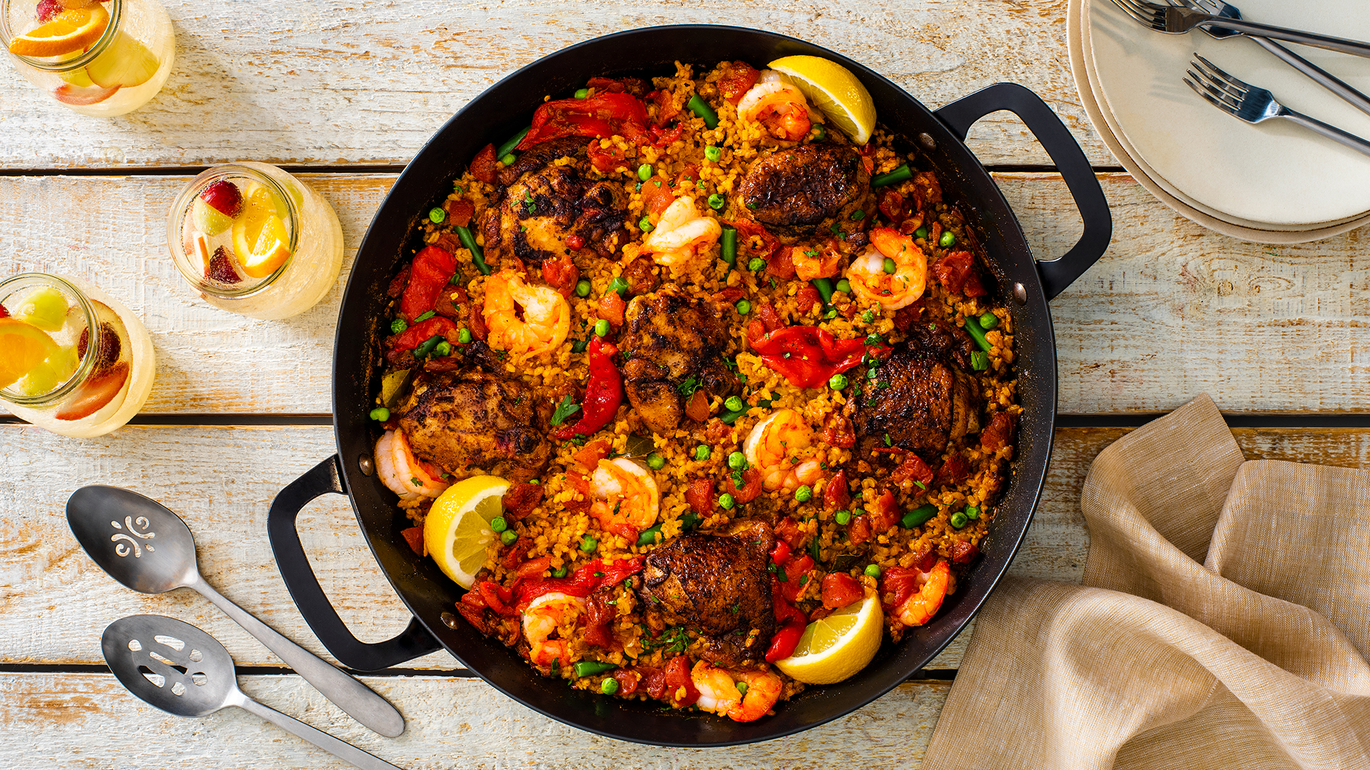 Paella a la Parrilla con Pollo y Camarones