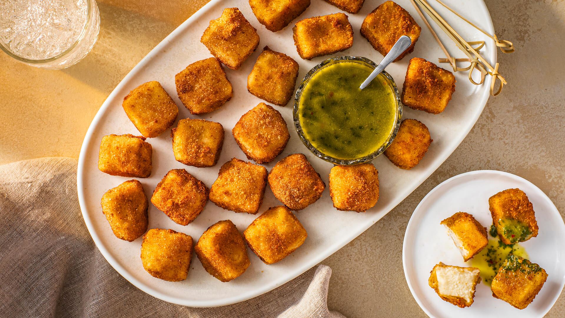 Bocados Crocantes de Queso con Salsa de Cilantro y Jalapeño