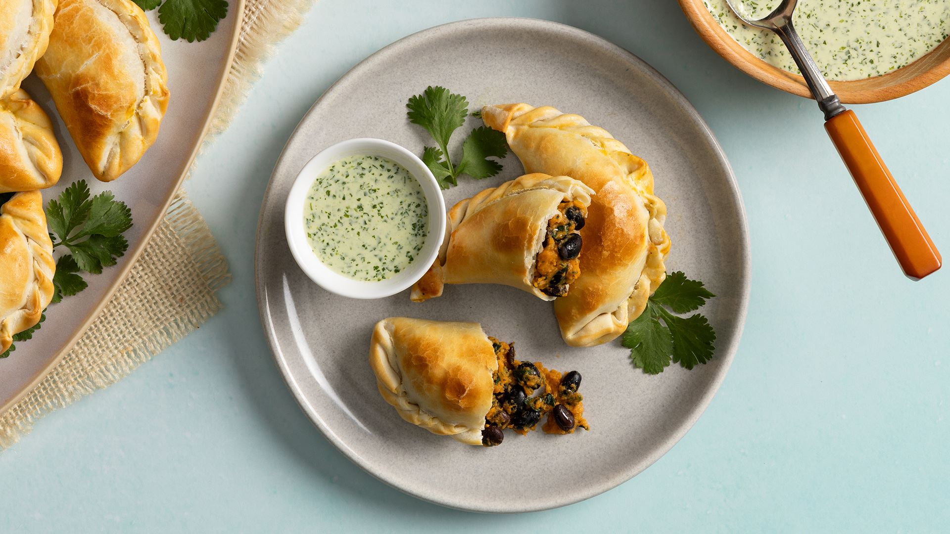 Empanadas Vegetarianas de Frijol Negro y Papa Dulce